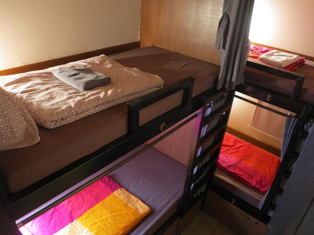 Non House Bangkok บ้านนอนโฮสเทล - Bed In 6-Bed Mixed Dormitory Room