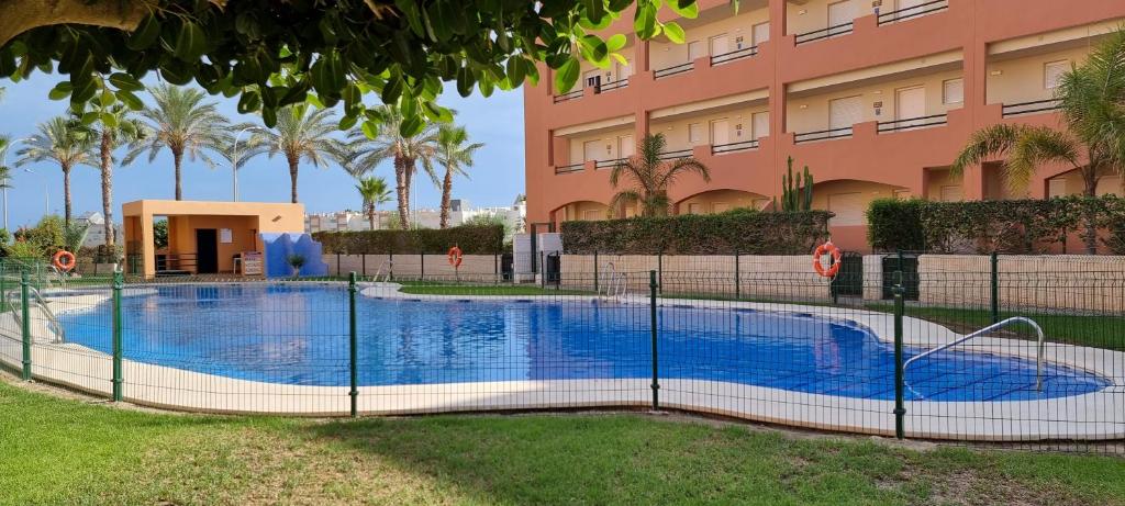 Bazén v ubytovaní Homes of Spain, Apartamentos Paraíso, Ed Palmerston, Atico B a pie de Playa, piscina privada en solárium, WI-FI alebo v jeho blízkosti
