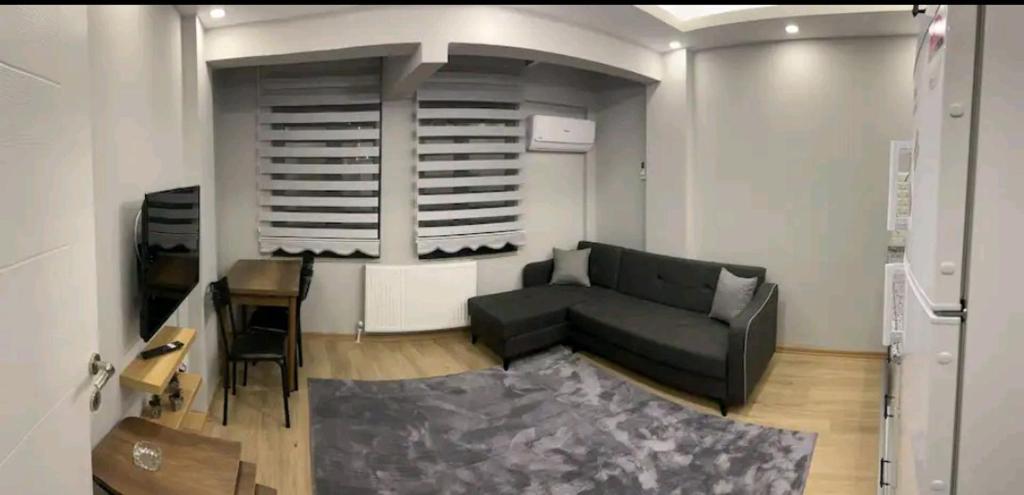 - un salon avec un canapé et une table dans l'établissement Şişli-Taksim, à Istanbul