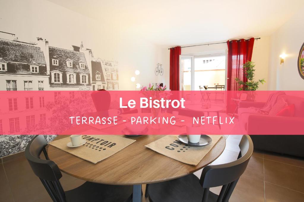 une salle à manger avec une table et une bannière rose dans l'établissement expat renting - Le Bistrot - St Cyprien - Parking, à Toulouse