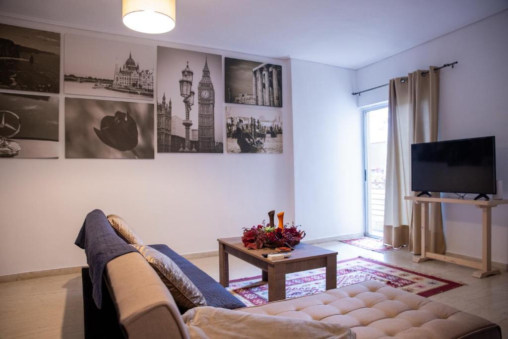 een woonkamer met een bank en een tv bij Trikala center in Tríkala