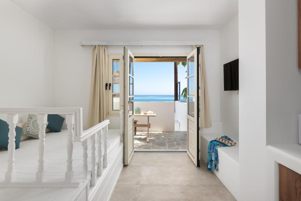 TV a/nebo společenská místnost v ubytování Stegna Akti Luxury Suites