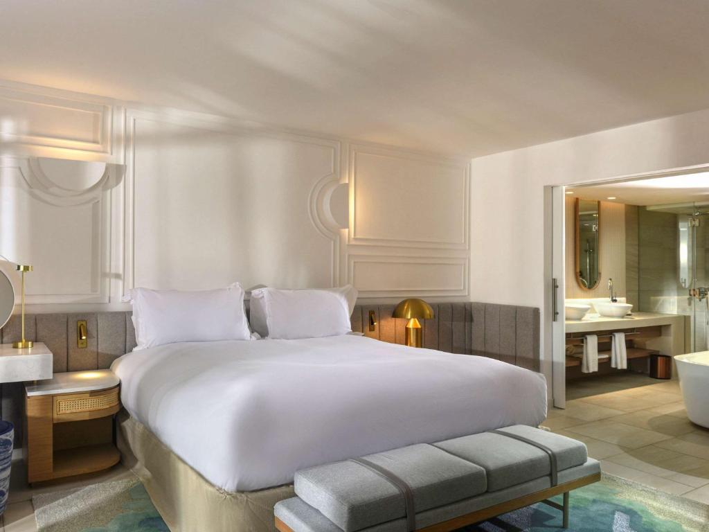 Postel nebo postele na pokoji v ubytování Sofitel Mauritius L'Imperial Resort & Spa