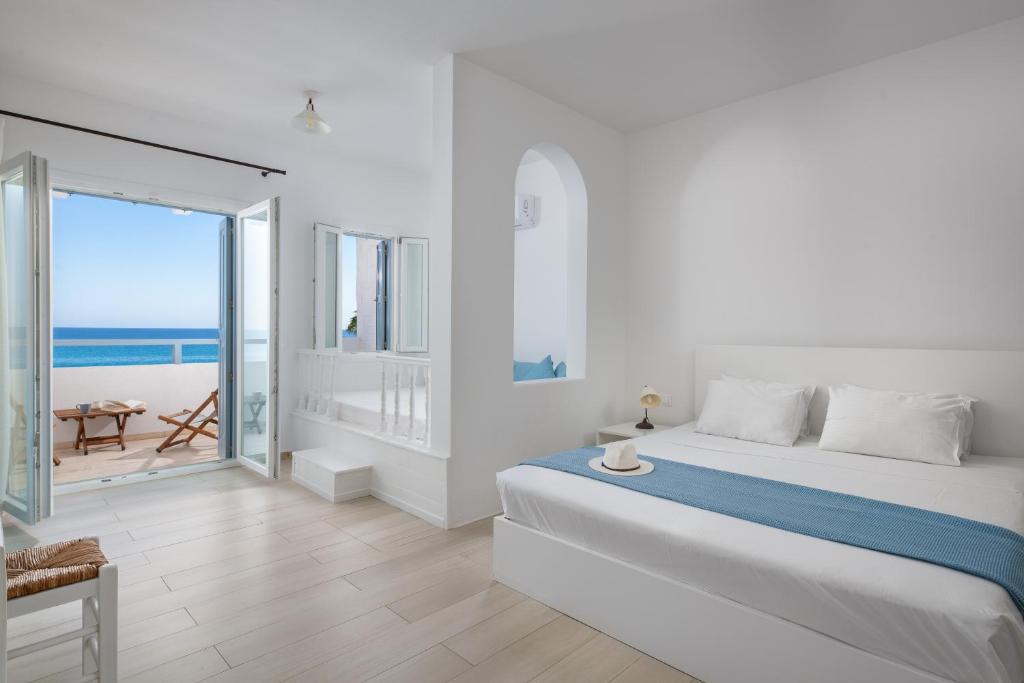 Postel nebo postele na pokoji v ubytování Stegna Akti Luxury Suites