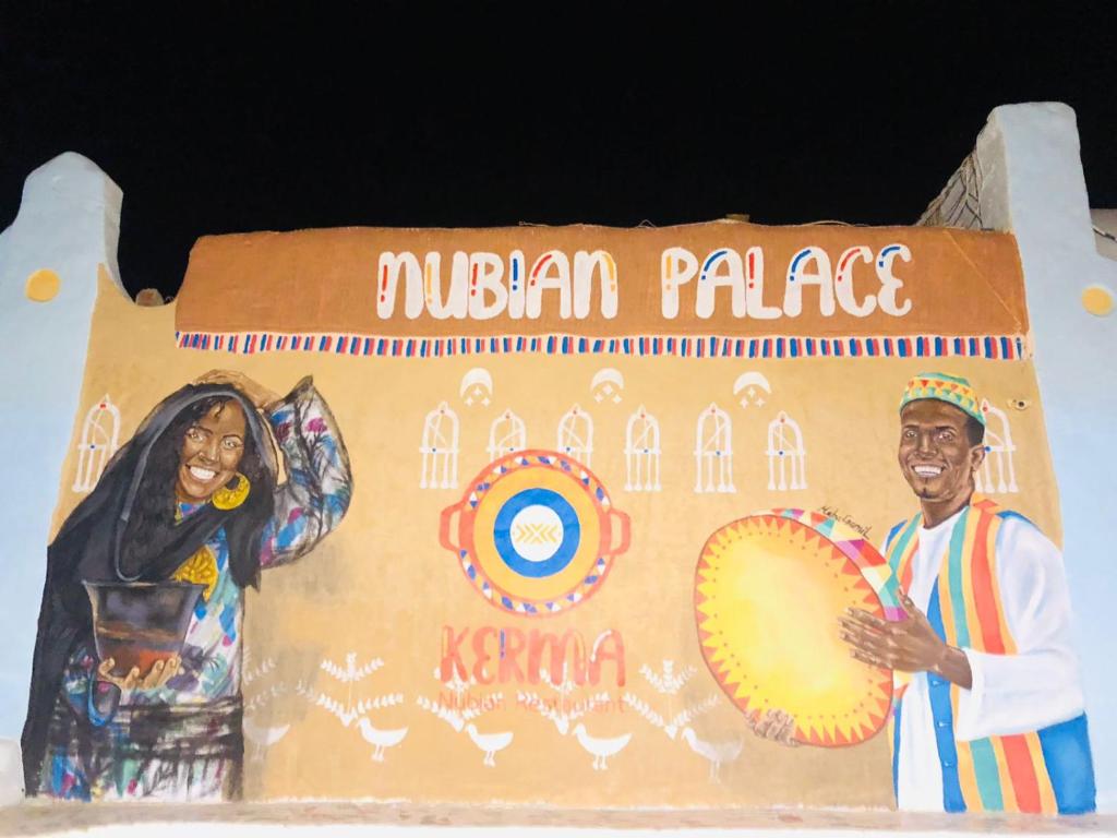 um bolo que diz palácio indiano com um homem e uma mulher em Nubian palace em Aswan