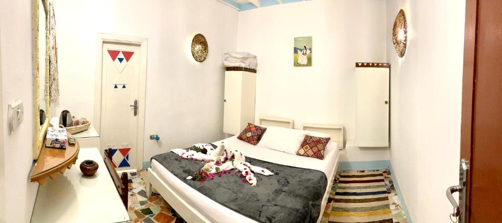 Postel nebo postele na pokoji v ubytování Nubian palace - by kerma hospitality
