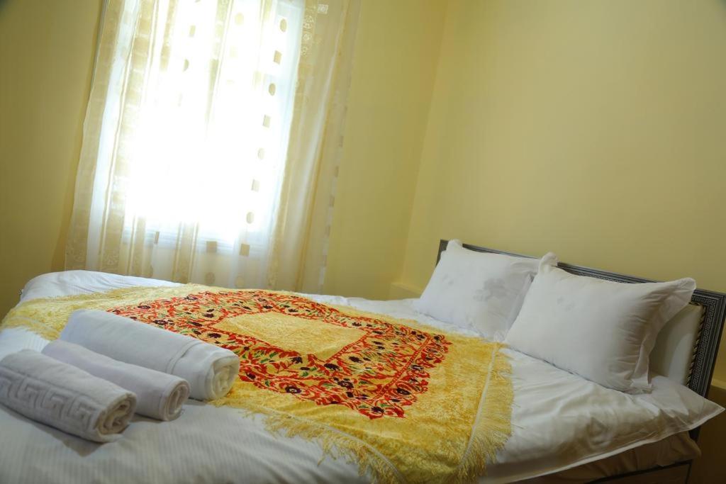 Una cama o camas en una habitación de Registan Center Hotel
