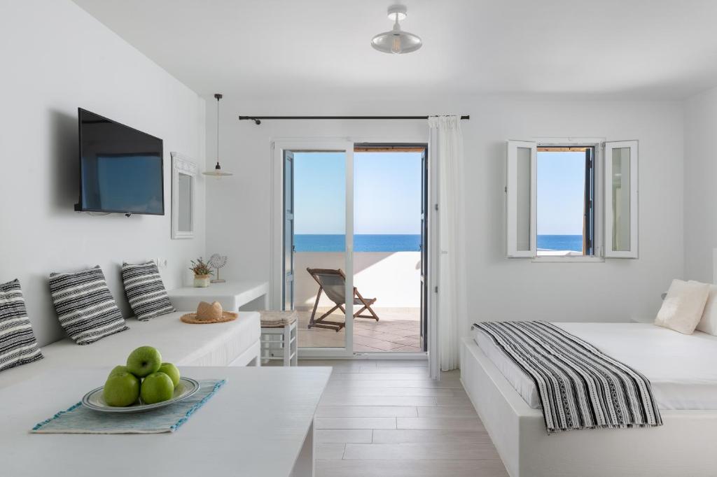 TV a/nebo společenská místnost v ubytování Stegna Akti Luxury Suites