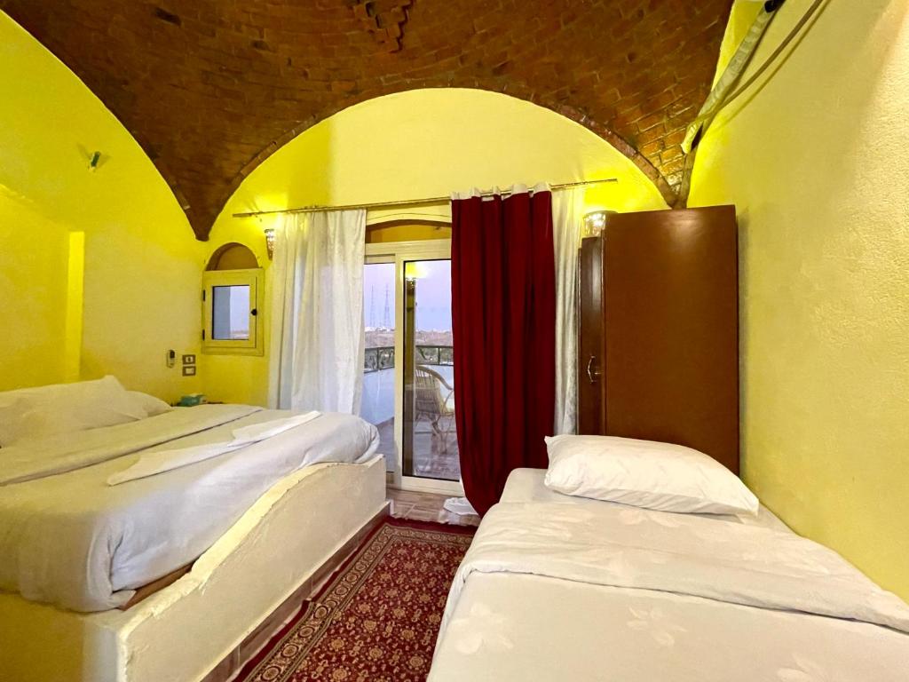 Postel nebo postele na pokoji v ubytování Nubian palace - by kerma hospitality