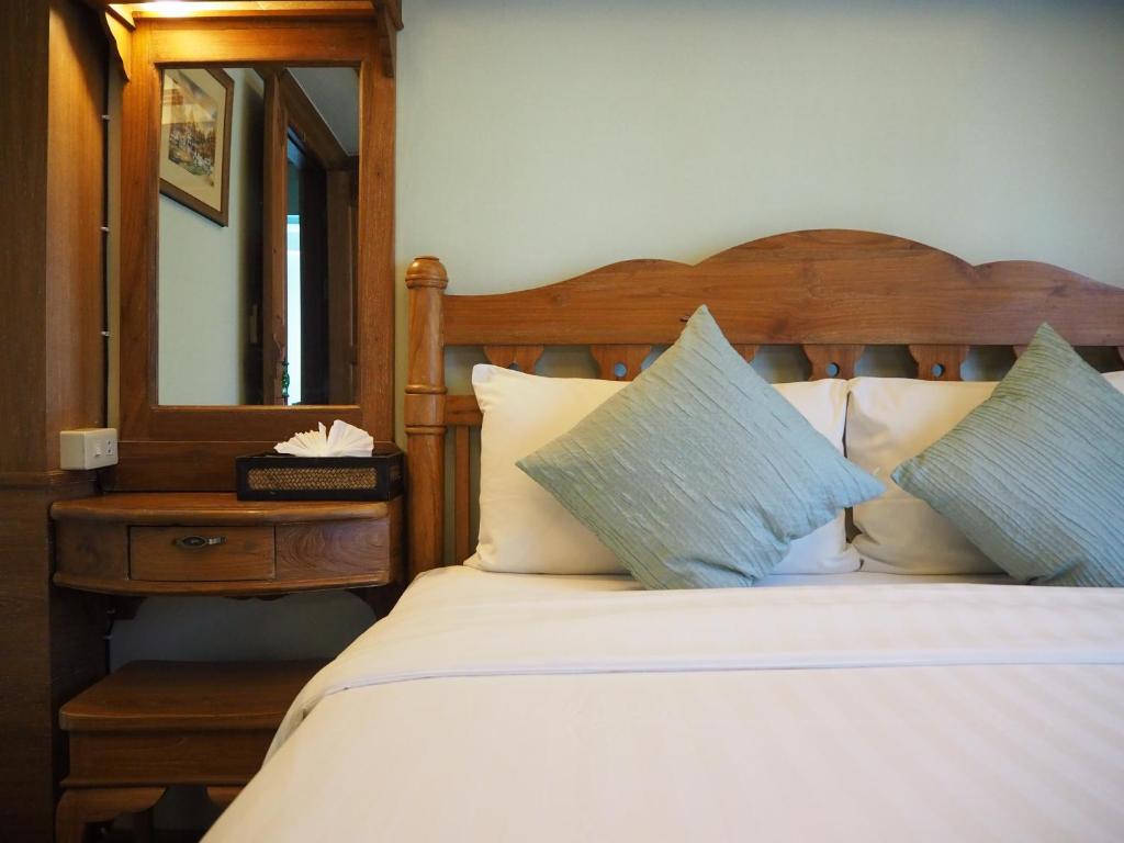 Rich Lanna House - 12