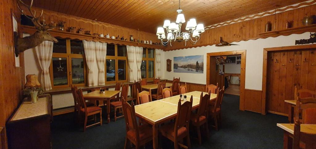 Reštaurácia alebo iné gastronomické zariadenie v ubytovaní Hotel Lesní dům