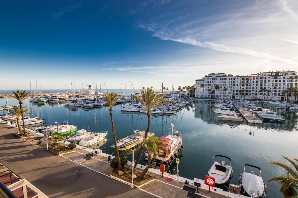 マニルバにあるBeautiful Duquesa Harbour apt 2001の水上の船と建物のマリーナ