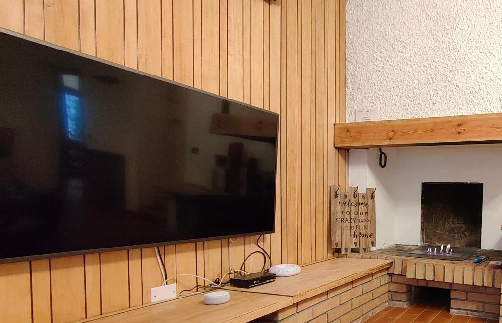 Televízia a/alebo spoločenská miestnosť v ubytovaní Chalet Bornhome relax, sport e cultura altopiano del sole 6 ospiti - pet Frendly