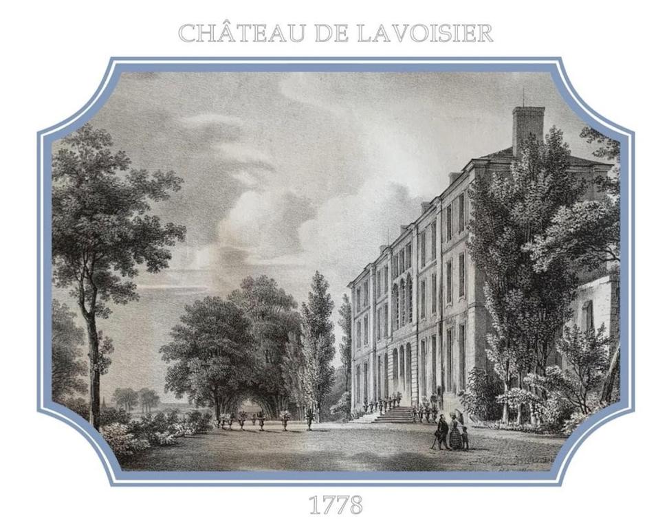 een schilderij van een straat met een gebouw bij Chateau de Freschines in Villefrancoeur