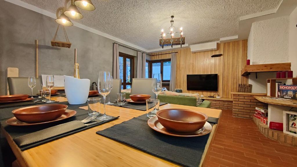 Televízia a/alebo spoločenská miestnosť v ubytovaní Chalet Bornhome relax, sport e cultura altopiano del sole 6 ospiti - pet Frendly
