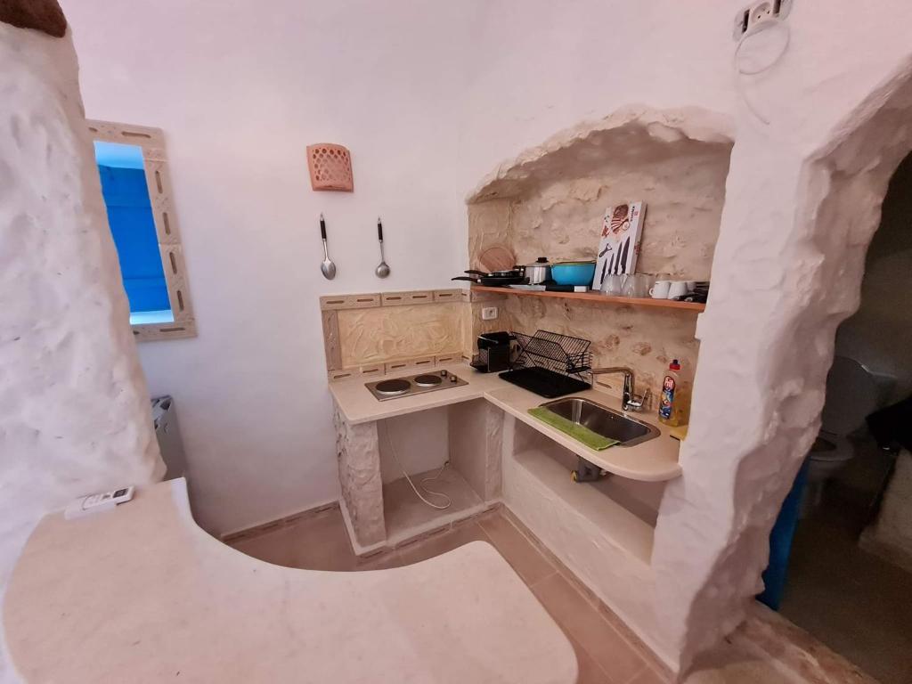 una cocina sin terminar con fregadero y encimera en Houche djerbien en Mezraya