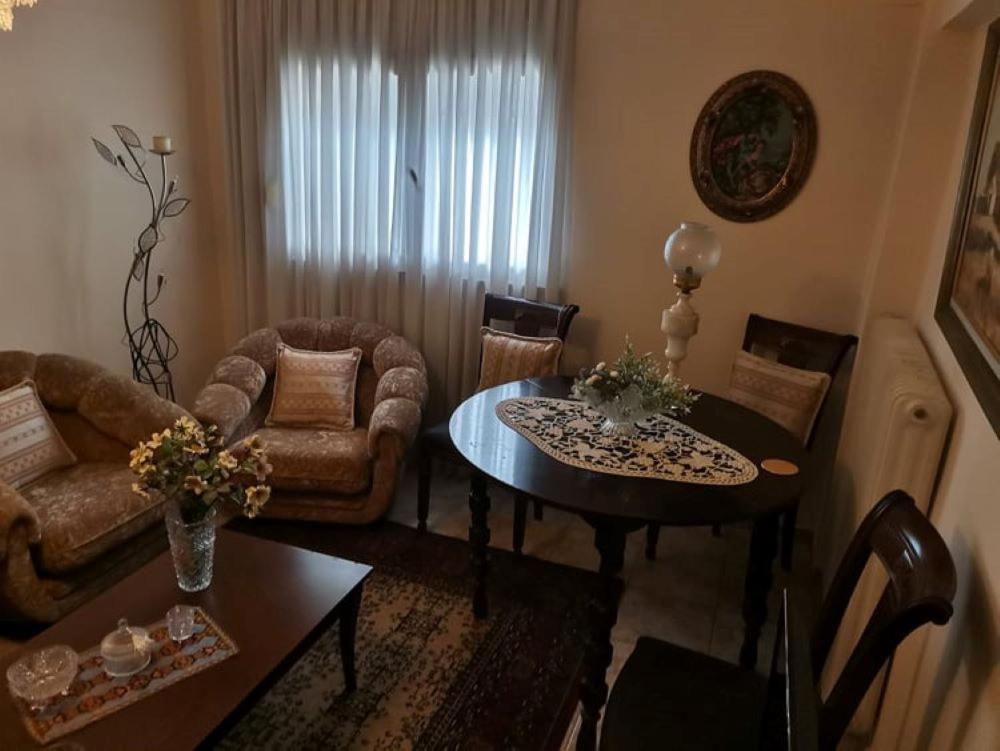 sala de estar con mesa y sillas en Σπίτι στη Γωνία, en Tríkala