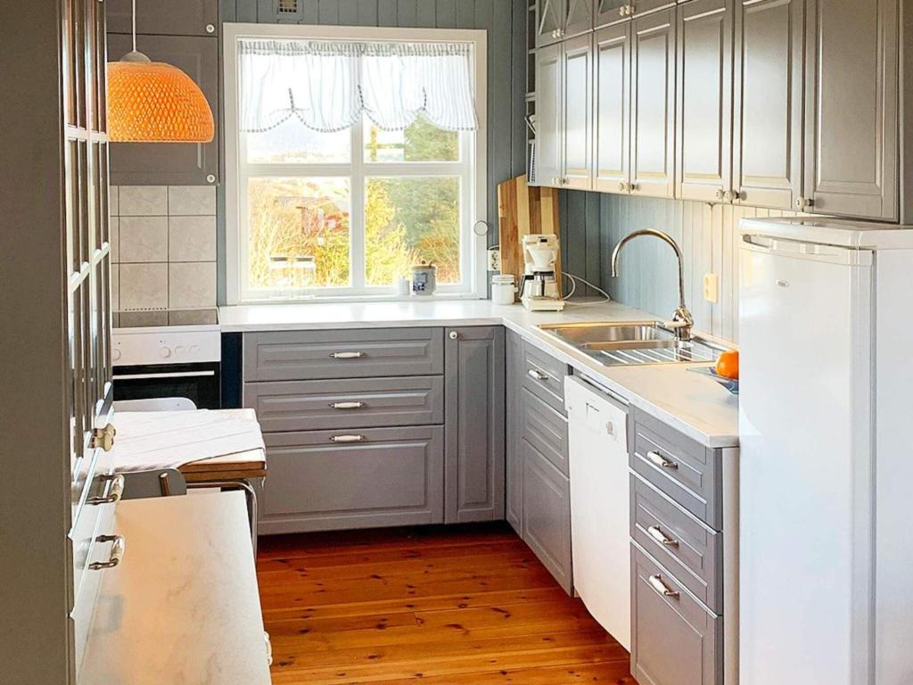 Kuchyň nebo kuchyňský kout v ubytování Holiday home byrknesøy