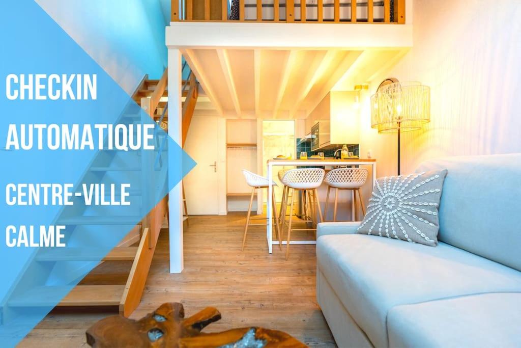 ein Wohnzimmer mit einem Sofa und einem Tisch in der Unterkunft Self Checkin Automatique - Centre-ville - OCÉANIE in La Ferté-sous-Jouarre