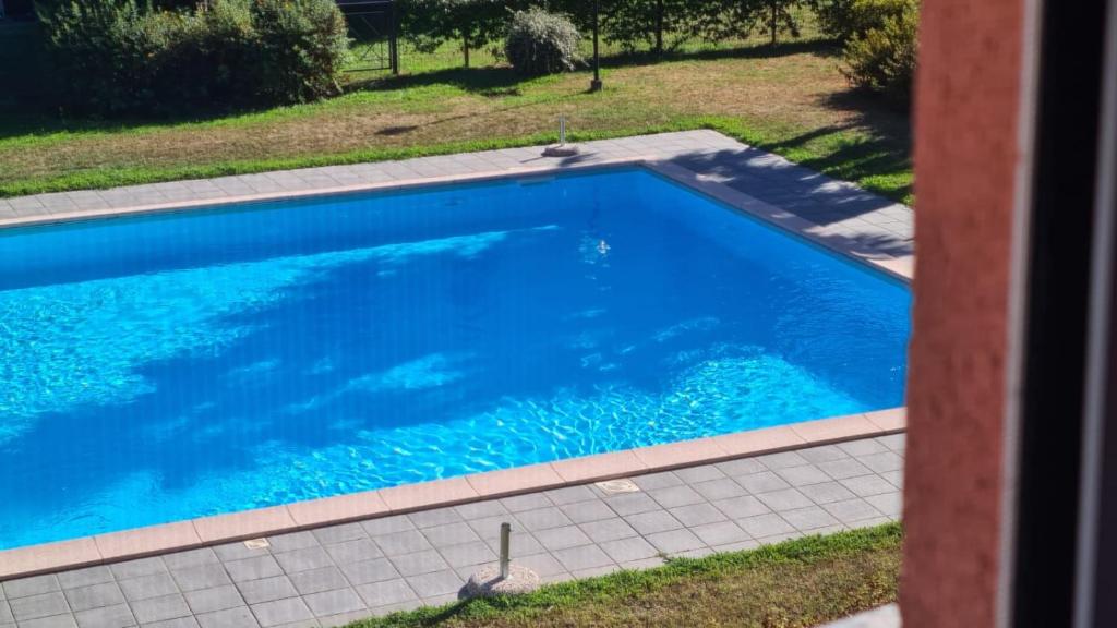 una gran piscina azul en un patio en Sasso moro sweet dream, en  Monvalle 