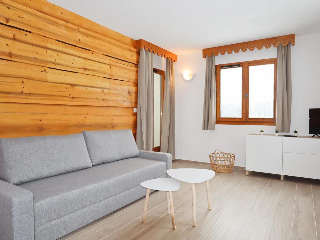 ein Wohnzimmer mit einem Sofa und einem Tisch in der Unterkunft Appartement Samoëns, 2 pièces, 4 personnes - FR-1-624-125 in Samoëns