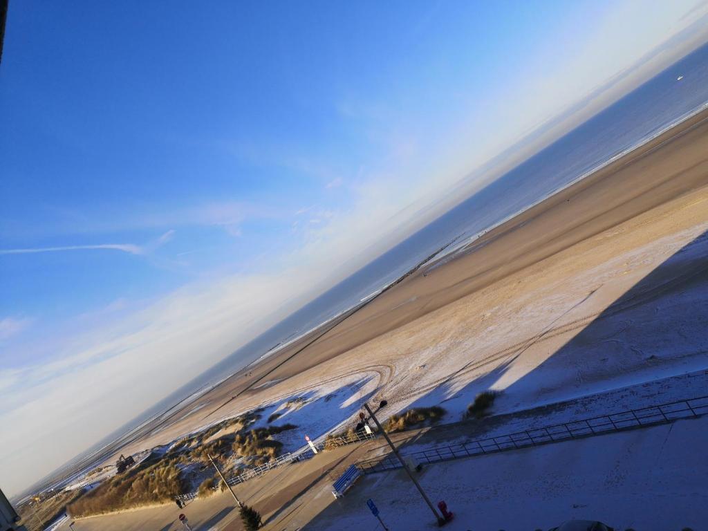 - une vue sur une plage avec le ciel et les nuages dans l'établissement Seaview, à Middelkerke