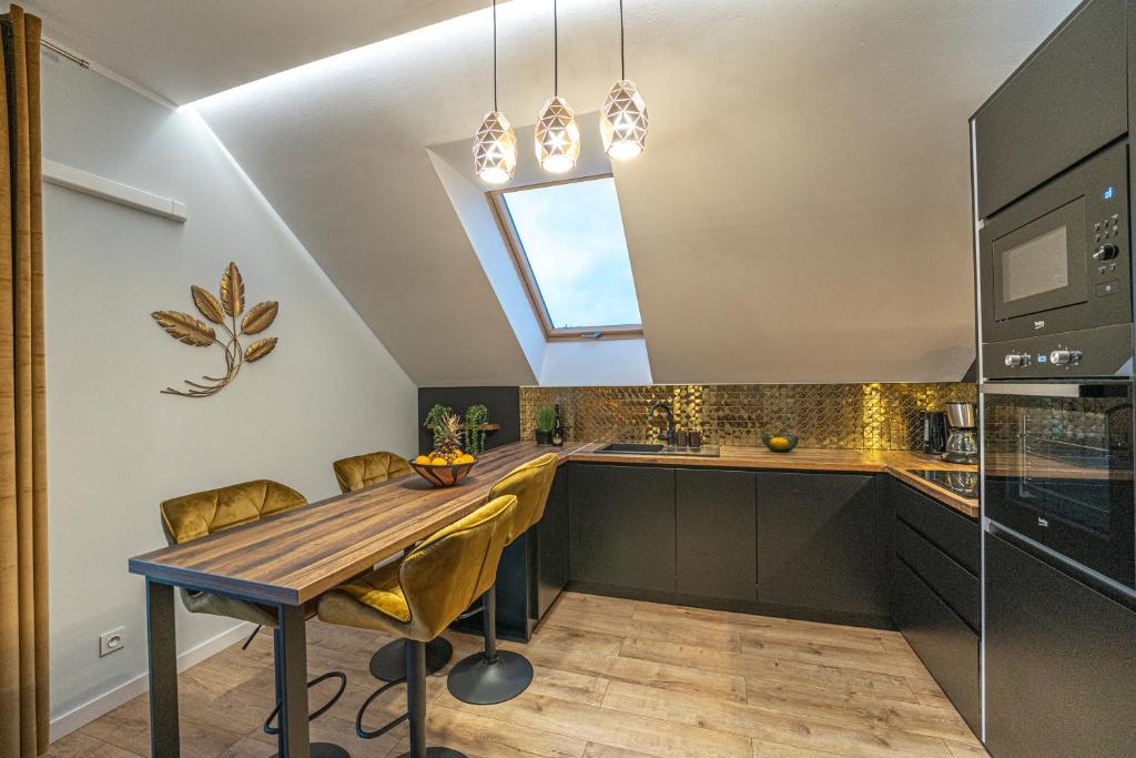 Kuchyňa alebo kuchynka v ubytovaní Apartament w Cieplicach Panorama