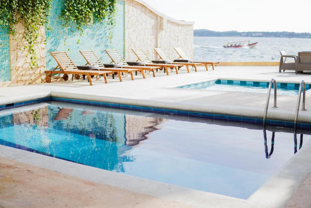 Bazén v ubytování Hotel Caribbean Cartagena nebo v jeho okolí