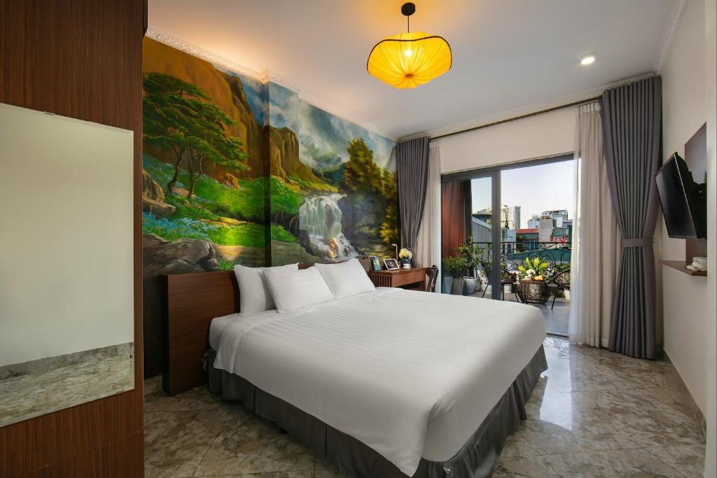 een slaapkamer met een groot wit bed en een groot schilderij bij Hanoi La Cascada House & Travel in Hanoi