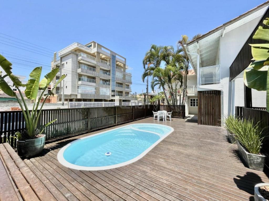 bañera de hidromasaje en una terraza junto a un edificio en 022 - Lindo Residencial com Piscina e Jacuzzi em Bombas, en Bombinhas