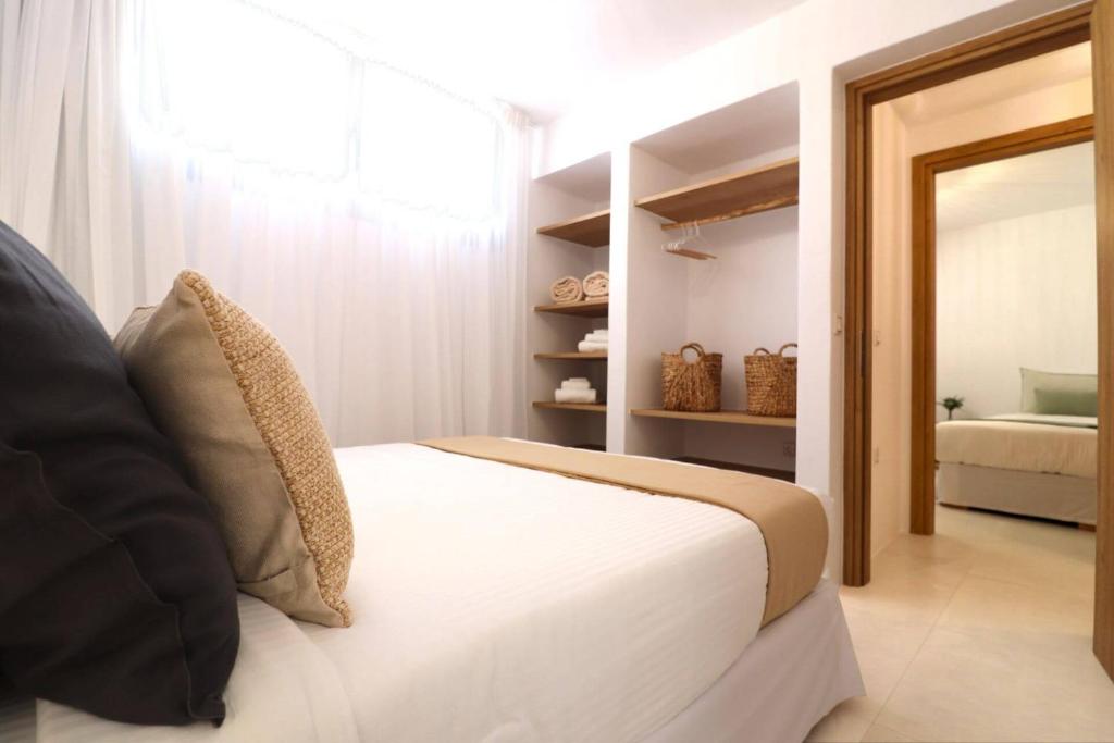 Postel nebo postele na pokoji v ubytování The Nine Graces - Agia Anna Beach Apartements