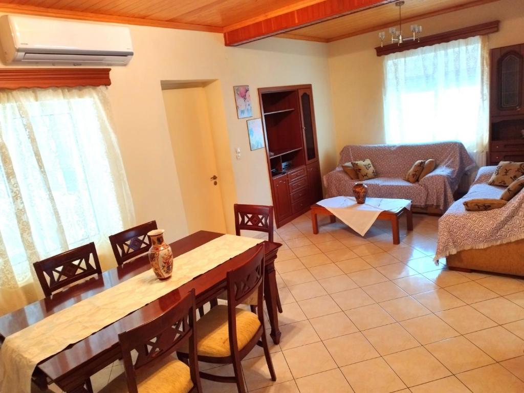 uma sala de estar com uma mesa e um sofá em Zoi Country Home by Eutopia em Ioannina