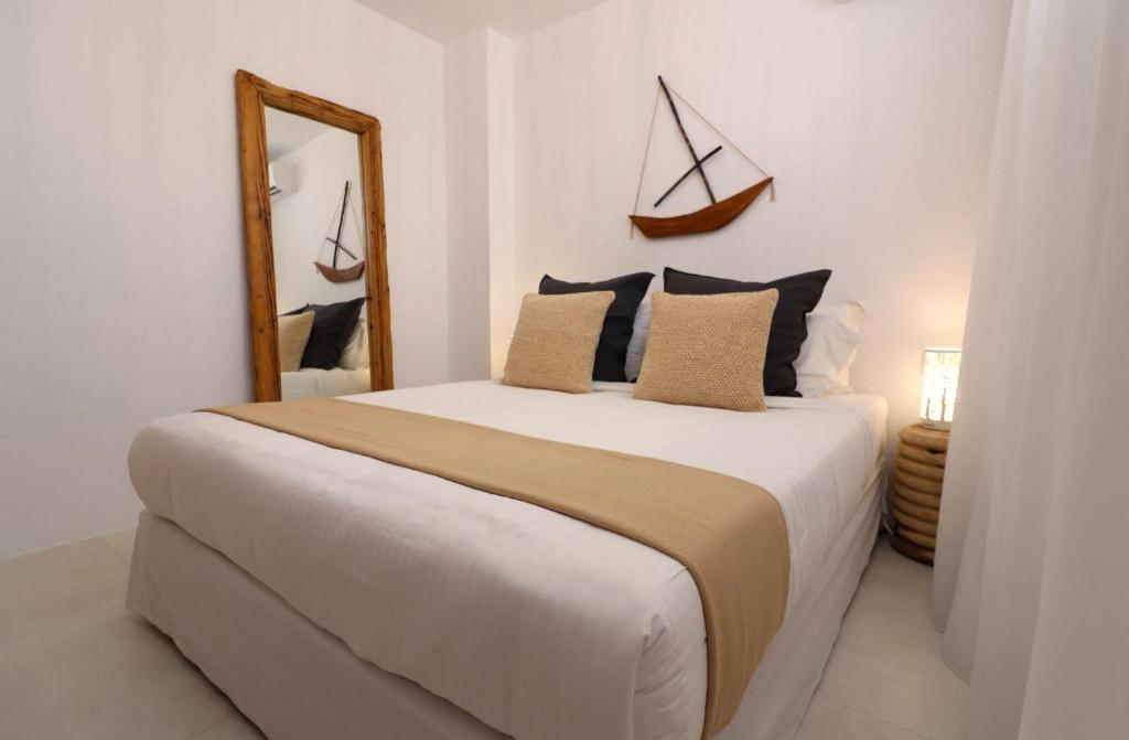 Postel nebo postele na pokoji v ubytování The Nine Graces - Agia Anna Beach Apartements