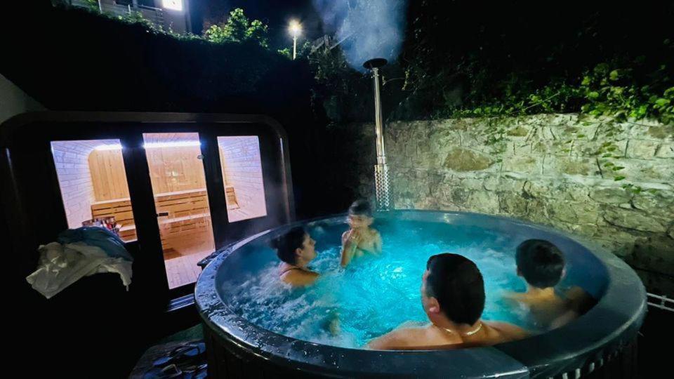 a group of children in a jacuzzi tub at Vila Themis in Călimăneşti