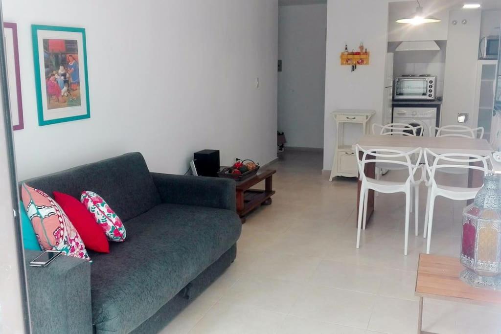 sala de estar con sofá y mesa en Hermoso Departamento SABOR MALBEC . cochera, seguridad privada, cerca del centro en Godoy Cruz