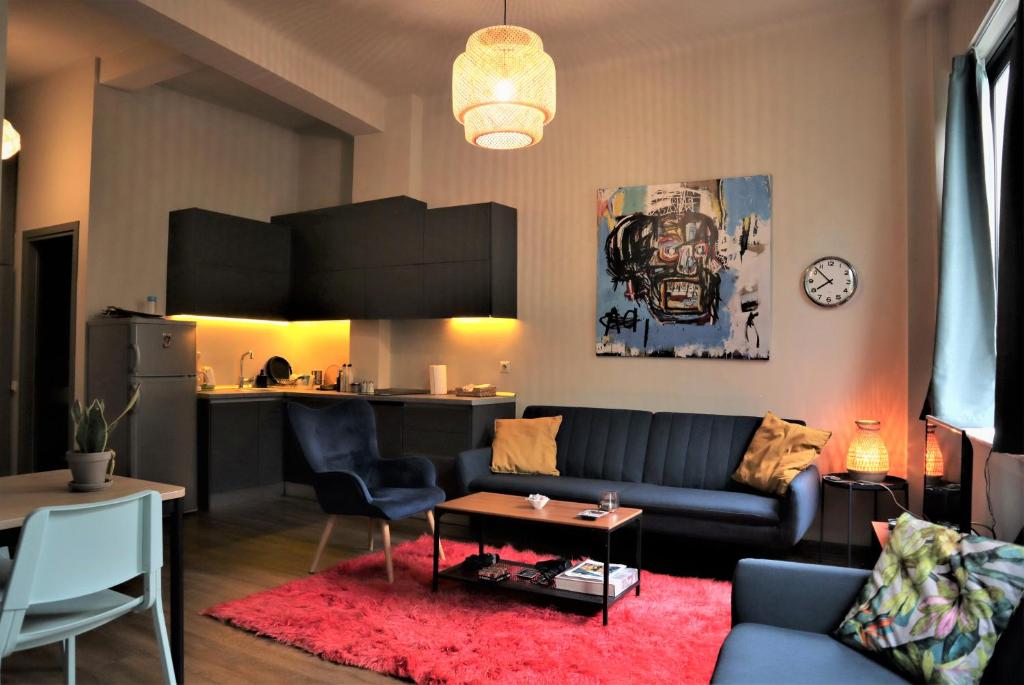 salon z kanapą i stołem w obiekcie Central studio in Monastiraki w Atenach