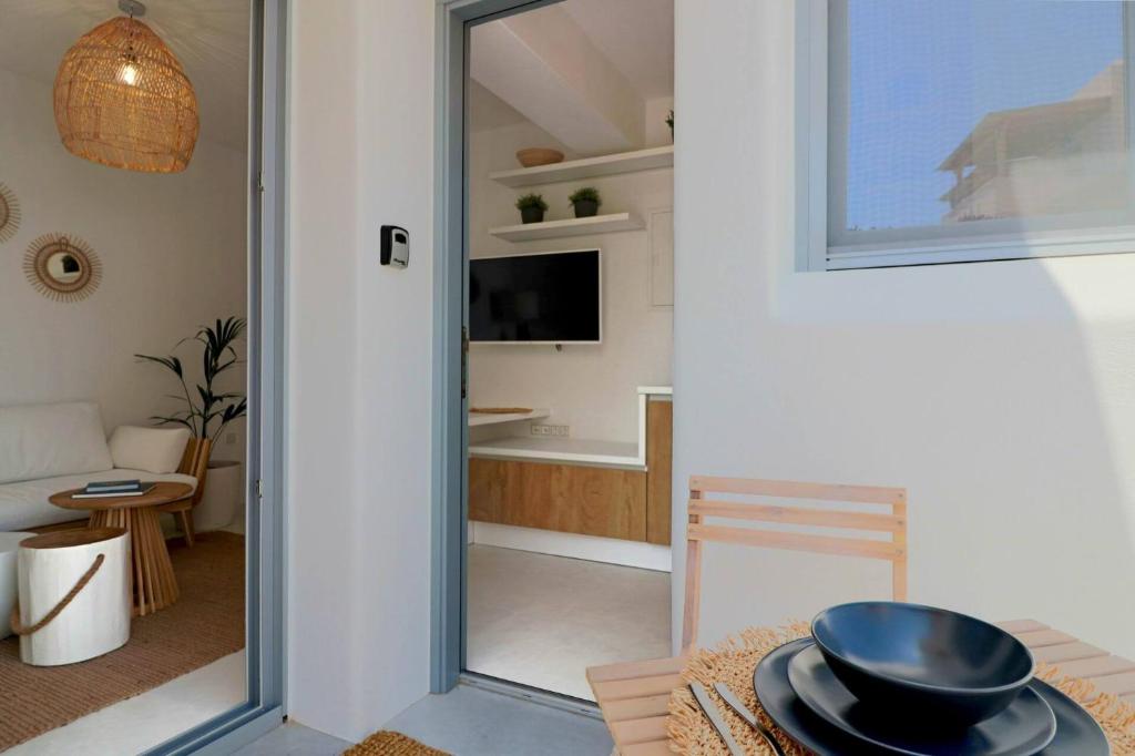 TV a/nebo společenská místnost v ubytování The Nine Graces - Agia Anna Beach Apartements