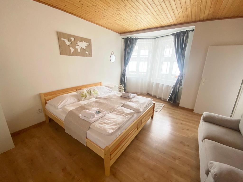 Postel nebo postele na pokoji v ubytování Penzion Sofinata & Pizzeria Špindlerův Mlýn