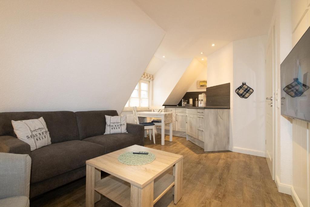 a living room with a couch and a table at Ferienwohnung Claßen in Hörnum