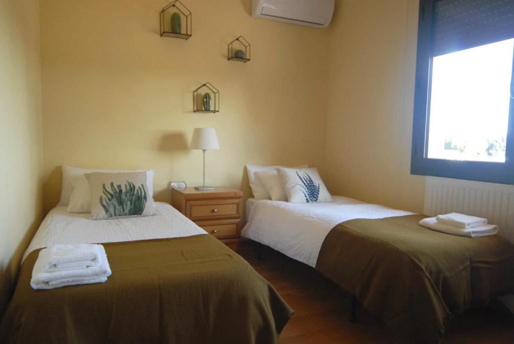 Posteľ alebo postele v izbe v ubytovaní Magnolia Mas Palol, casa con piscina y barbacoa a 5min de la playa