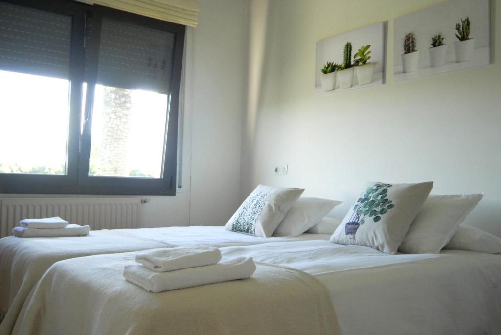 Posteľ alebo postele v izbe v ubytovaní Magnolia Mas Palol, casa con piscina y barbacoa a 5min de la playa