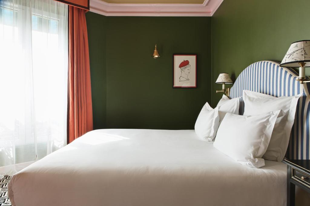 Een bed of bedden in een kamer bij Hôtel Les Deux Gares
