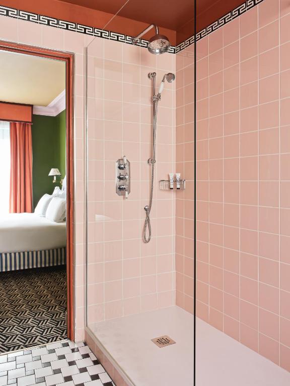 Een badkamer bij Hôtel Les Deux Gares