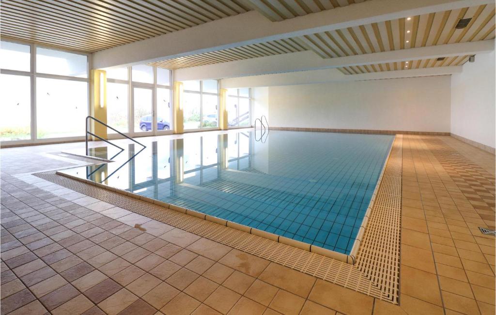 Bachwinkl的住宿－Nice Apartment In Maria Alm Am Steinernen With Wifi，一座带瓷砖地板的建筑中的游泳池