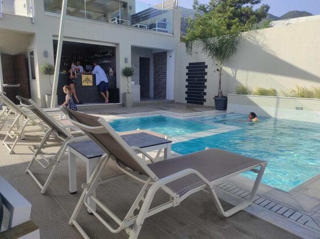 Bazén v ubytování Windrose Apartments - Shared Pool nebo v jeho okolí