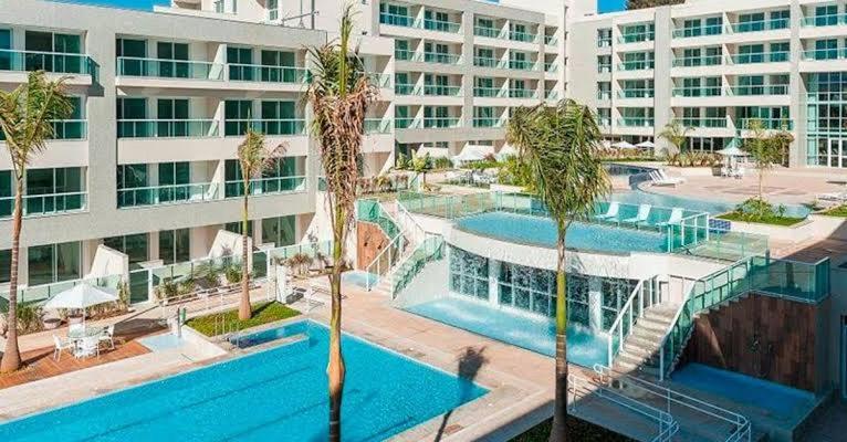 a large swimming pool in front of a building at Apartamento linda vista no Brisas do Lago, Brasília in Brasília