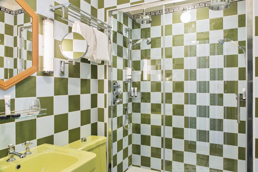Een badkamer bij Hôtel Les Deux Gares