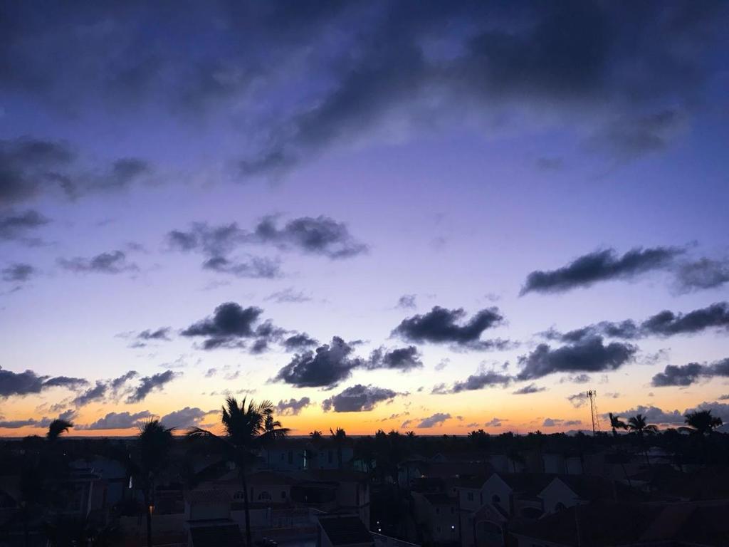 uma vista de um céu nublado ao pôr-do-sol em Hotel DUCASSI SOL CARIBE em Punta Cana