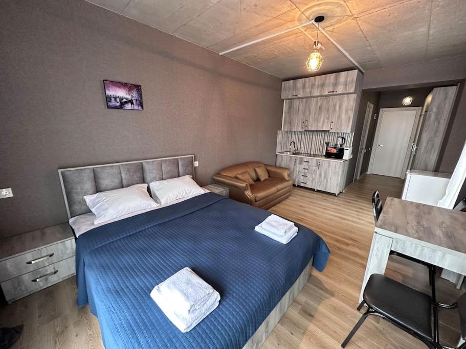 une chambre avec un lit, une chaise et un bureau dans l'établissement Gudauri Twins Beauty 239, à Goudaouri