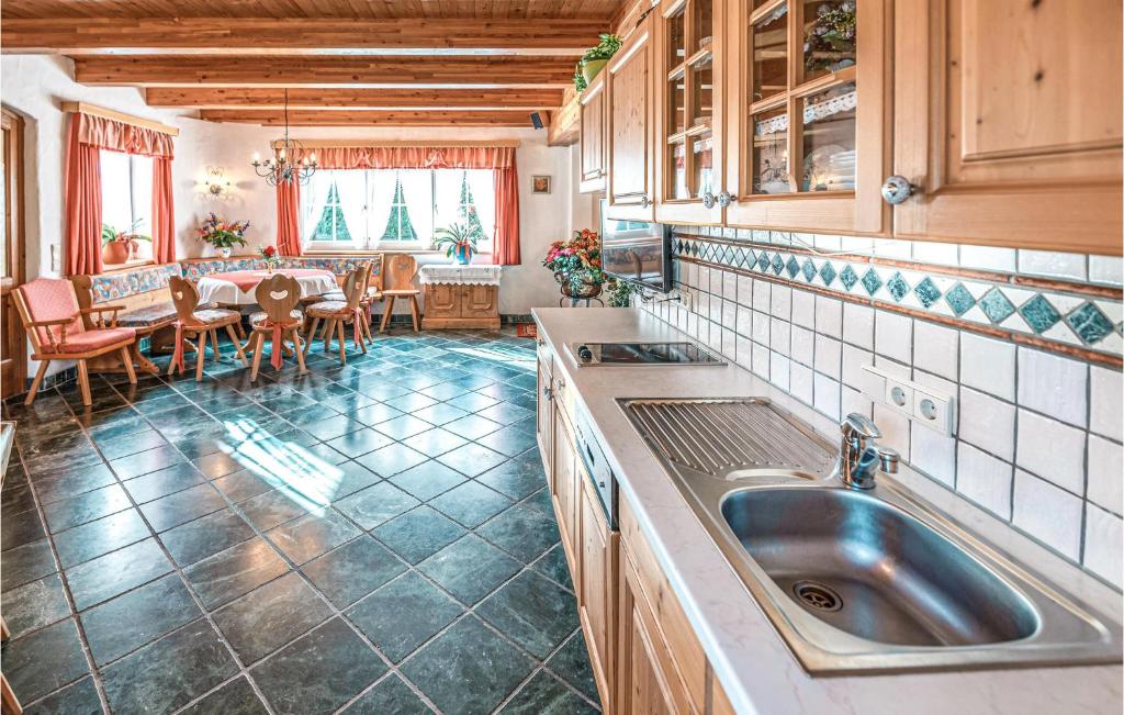 cocina con fregadero y mesa con sillas en Awesome Apartment In Grbming With Sauna, en Gröbming